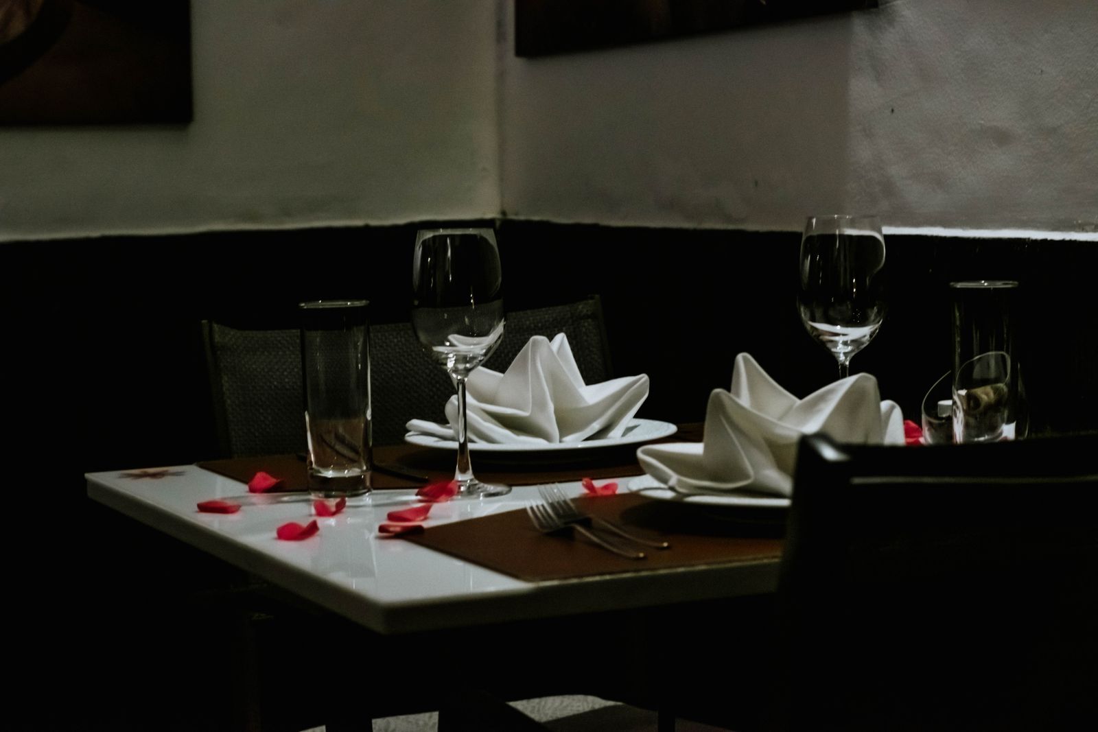 Table dressée avec serviettes et verres, ambiance du soir (photo d’illustration)